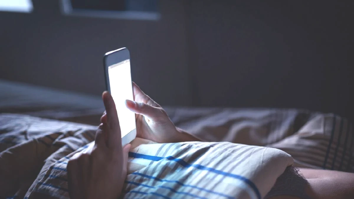 Yatakta telefon, uykuda kabus! Uyku öncesi telefon mesaisi yapanlar dikkat: O soruna davetiye çıkarıyor